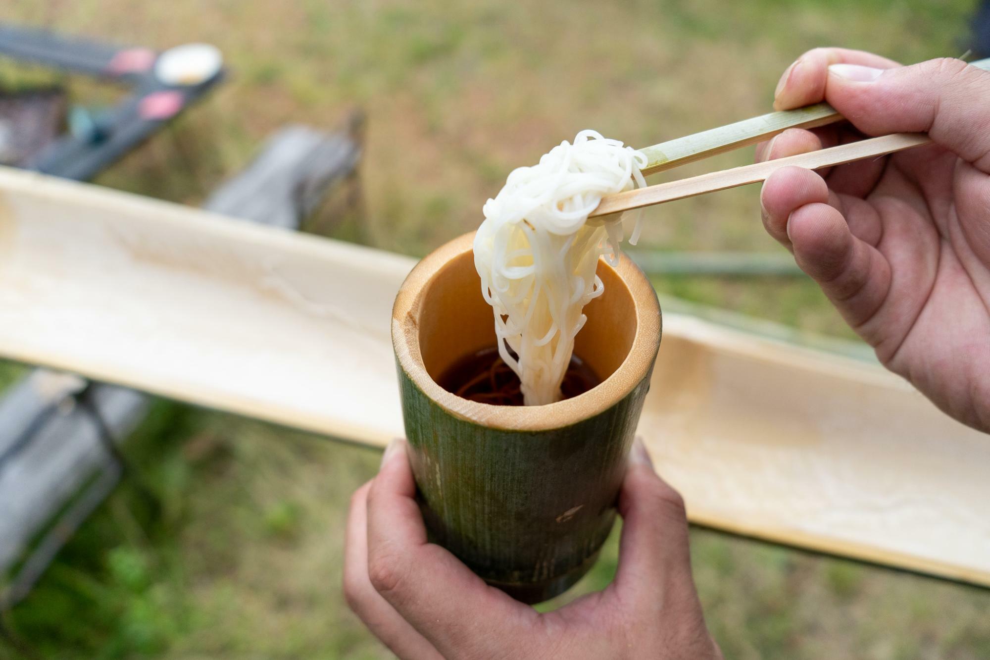 そうめんを食べる箸もつゆを入れる器も現地にて竹で作ったものを使用