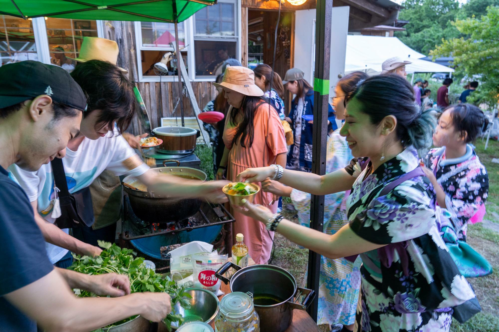 『原点回帰』の畑で作られた食材で調理した料理をいただく