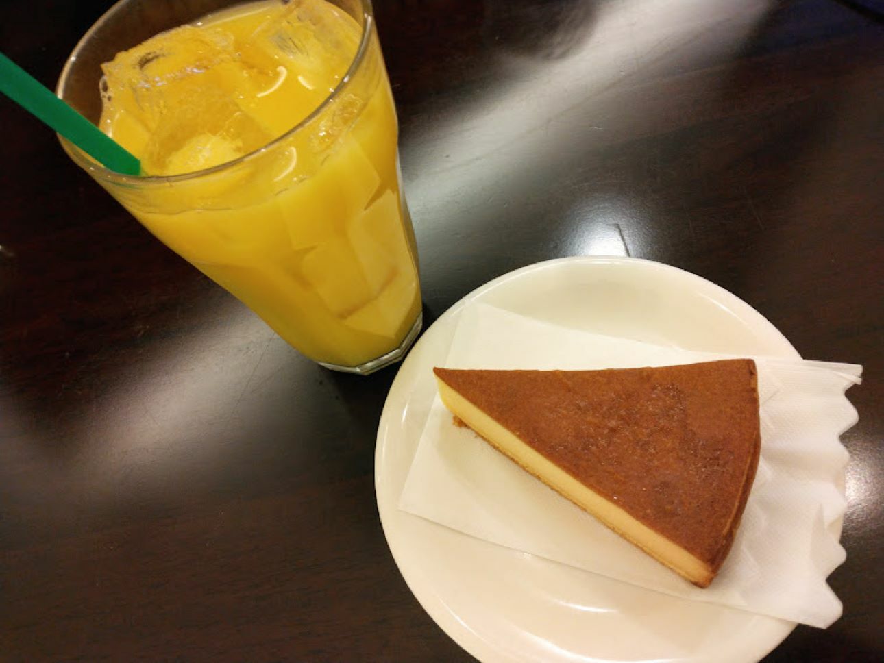 ベイクドチーズケーキとオレンジジュース