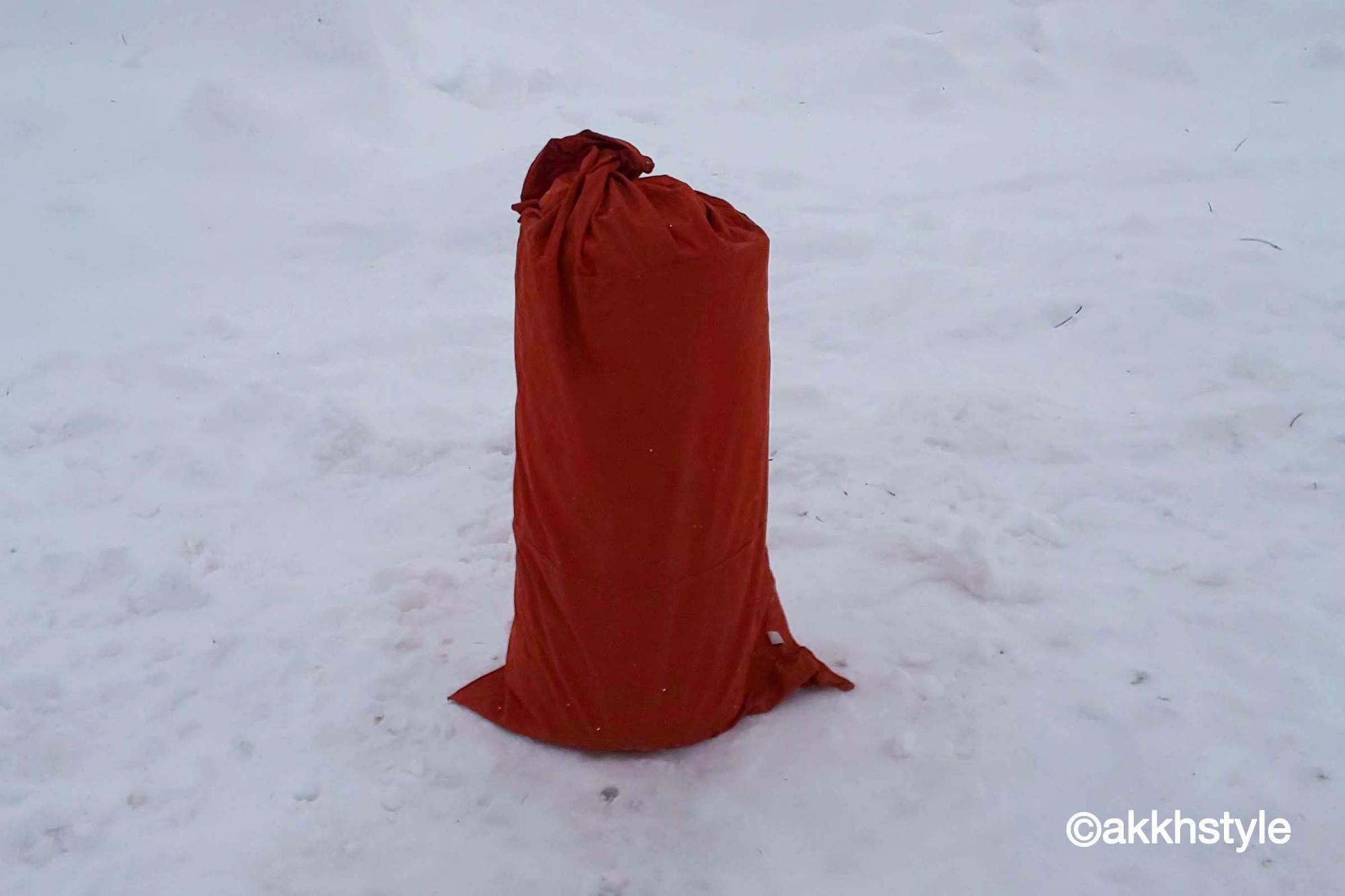 雪が付いたままのテントは家に着くと凍ってカチンコチン