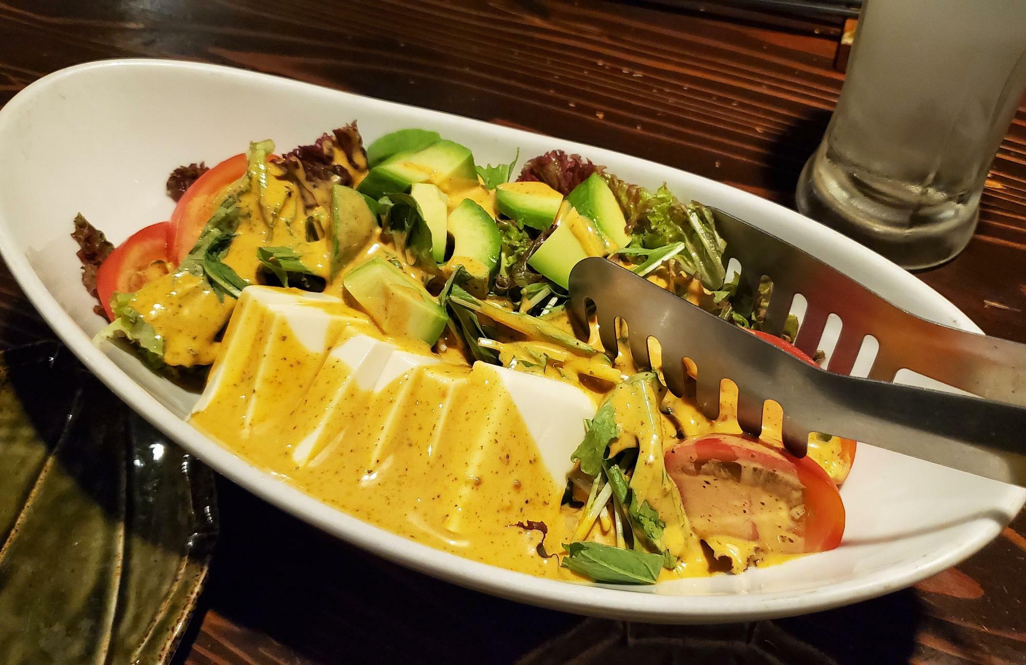 豆腐とアボカドの特製サラダ