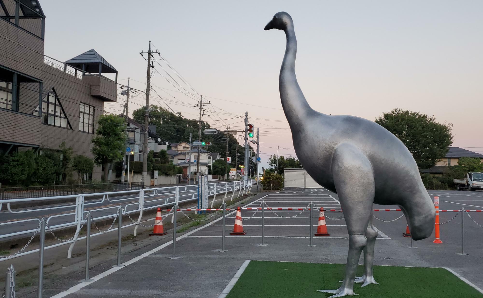 鳥の博物館を見つめるジャイアントモアのモニュメント