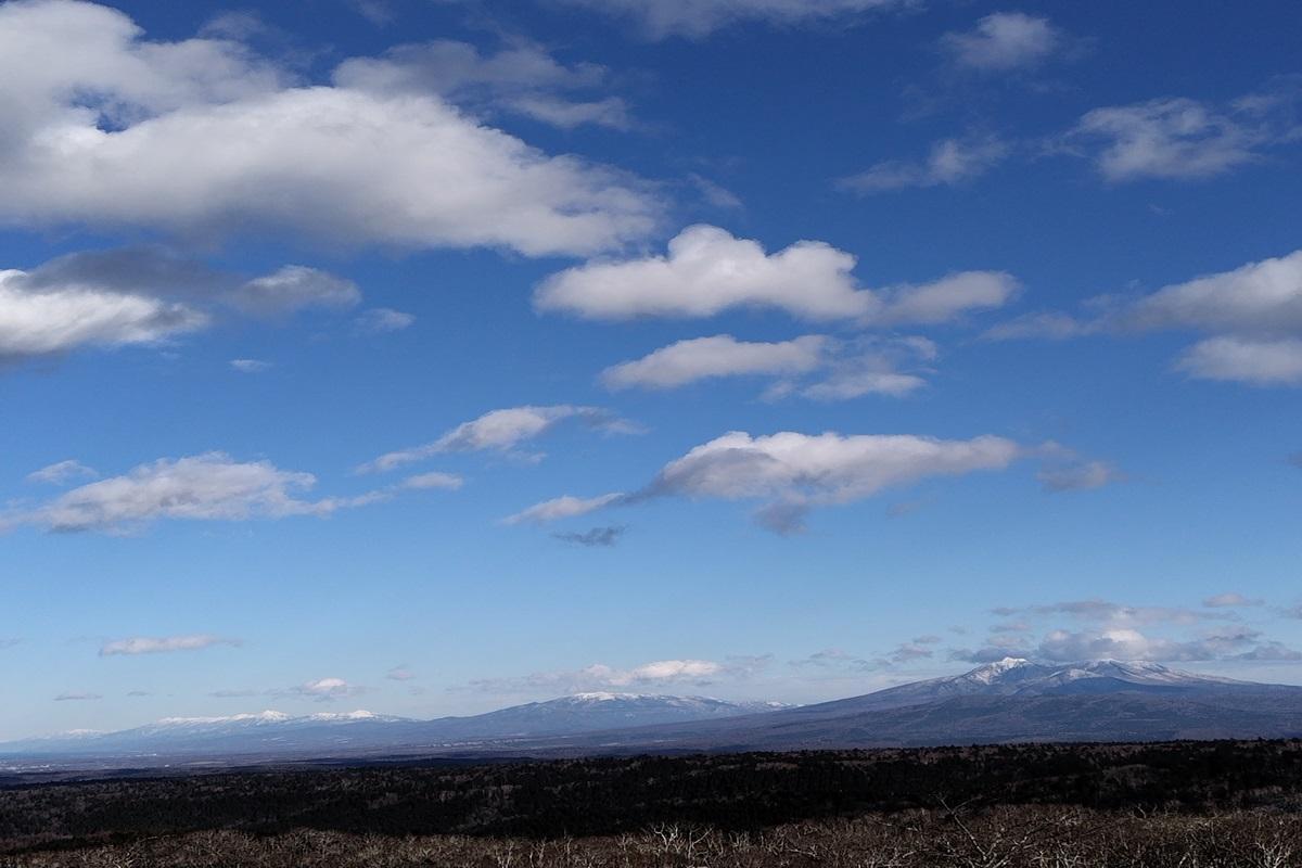 12月上旬やっと冠雪した晴れた日の右から斜里岳、海別岳、知床連山