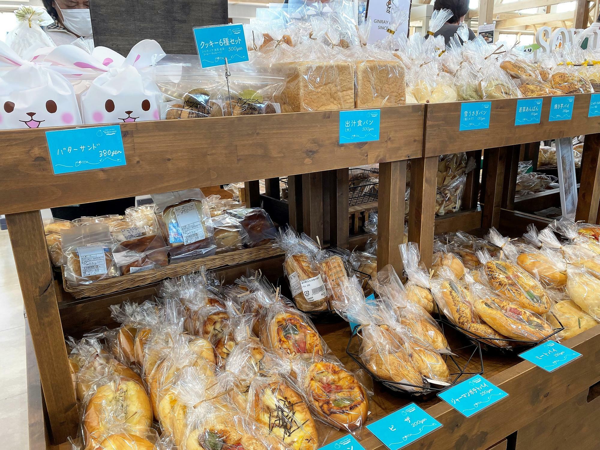 食パン、総菜パン、菓子パンなど豊富なラインナップ(直売所内)