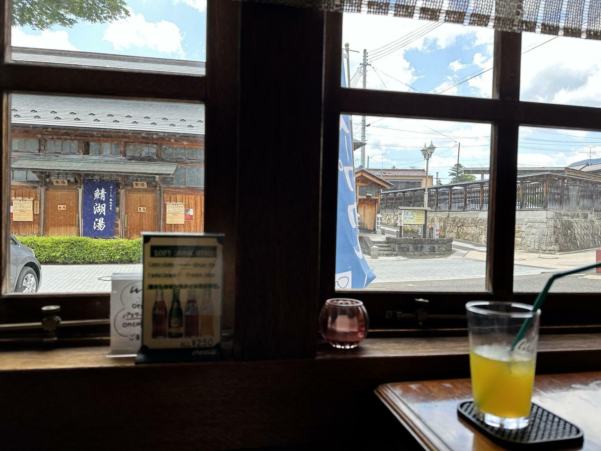 飯坂温泉の風情が感じられる窓際の席がおすすめ
