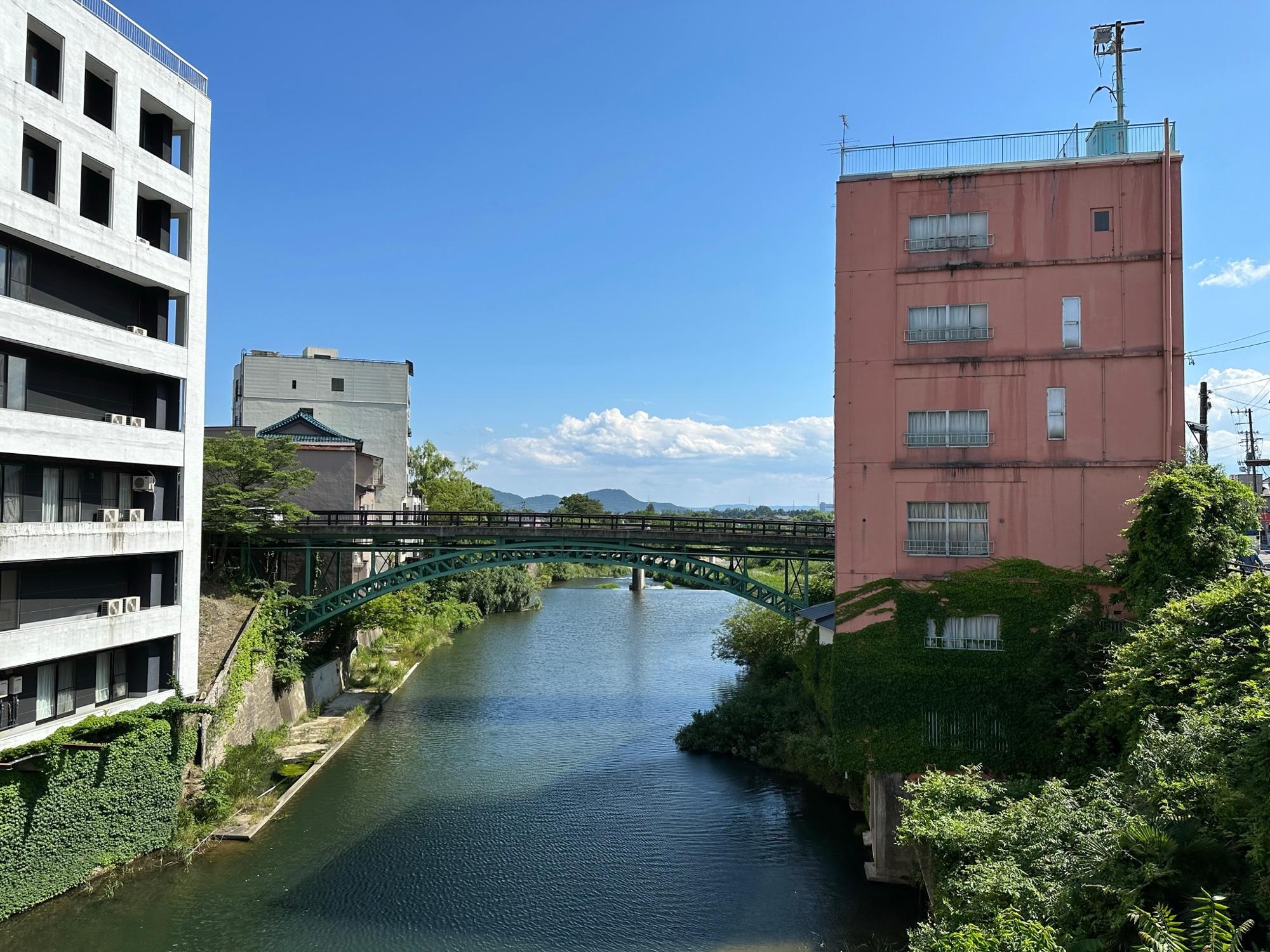 「波来湯（はこゆ）」から見える十綱橋