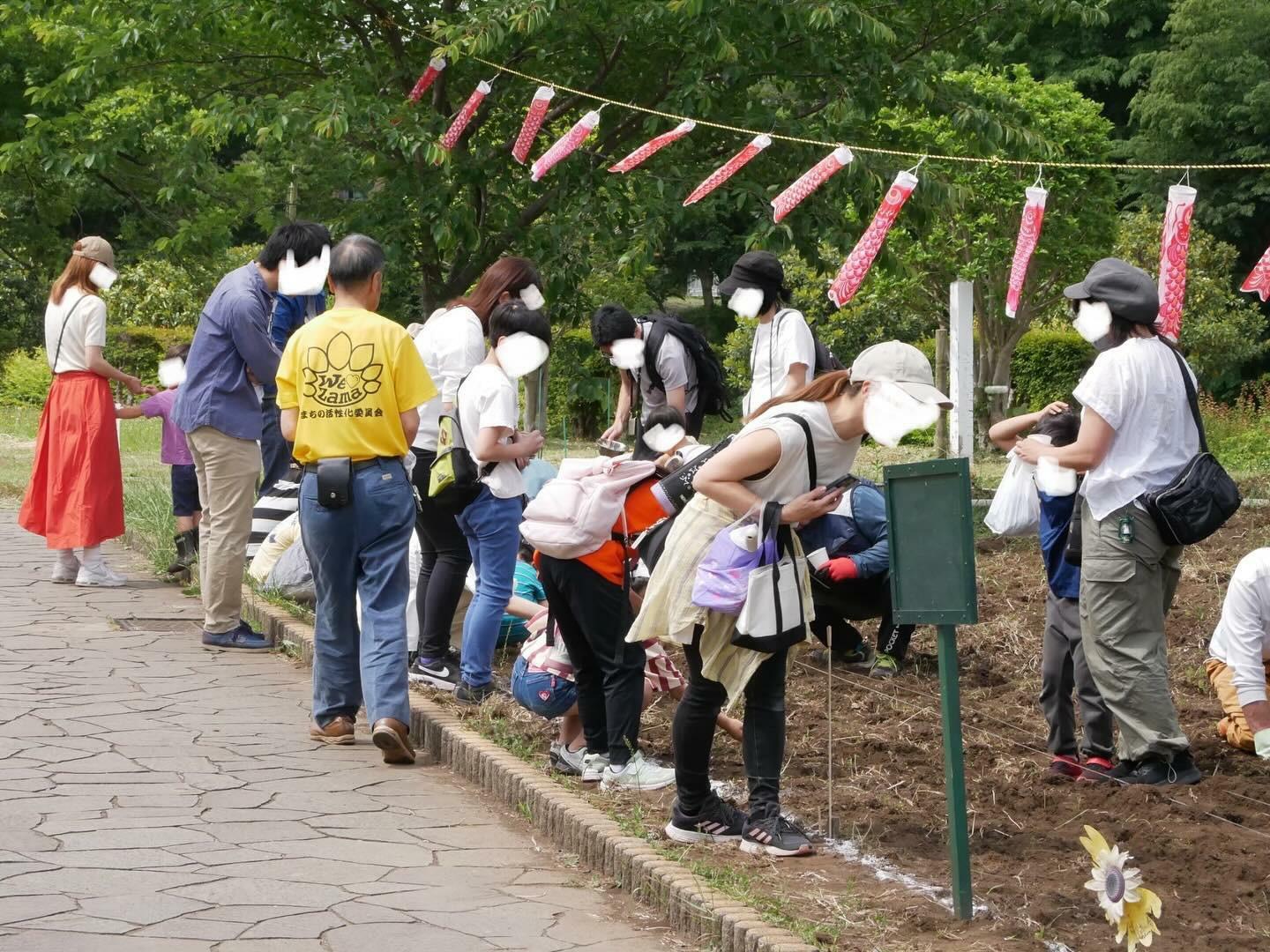 「まちの活性化委員会」様より画像提供：夏のひまわり種まきの様子