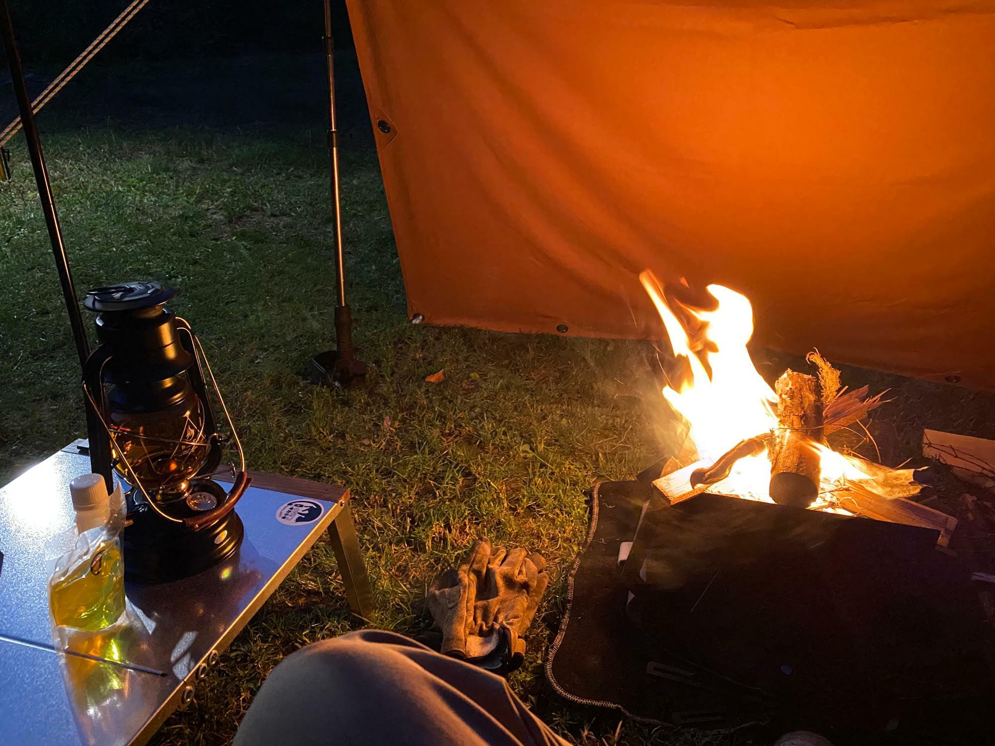 キャンプと言えば焚火！でも火の粉でテントなどに穴が開くことも。