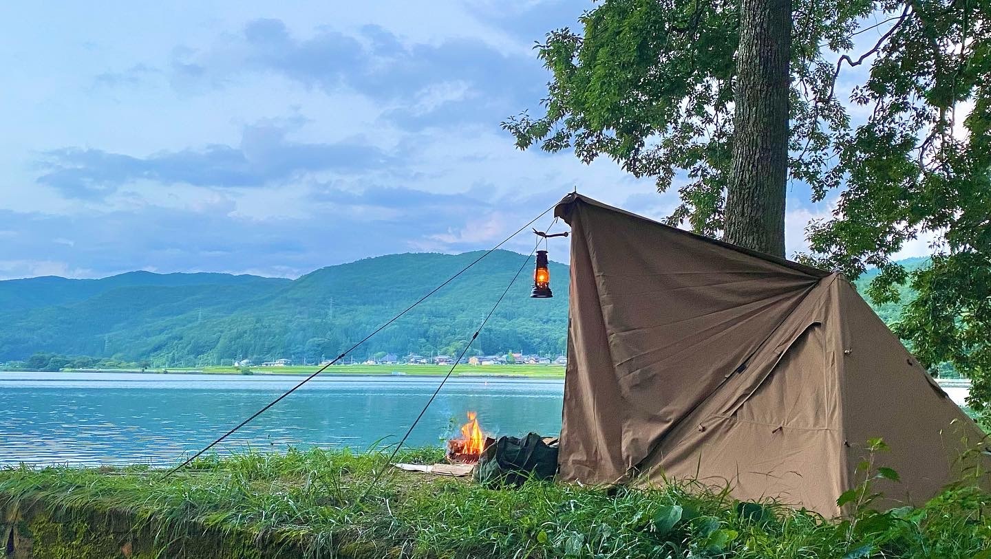 木崎湖キャンプ場は湖畔ギリギリにテント設営できる。