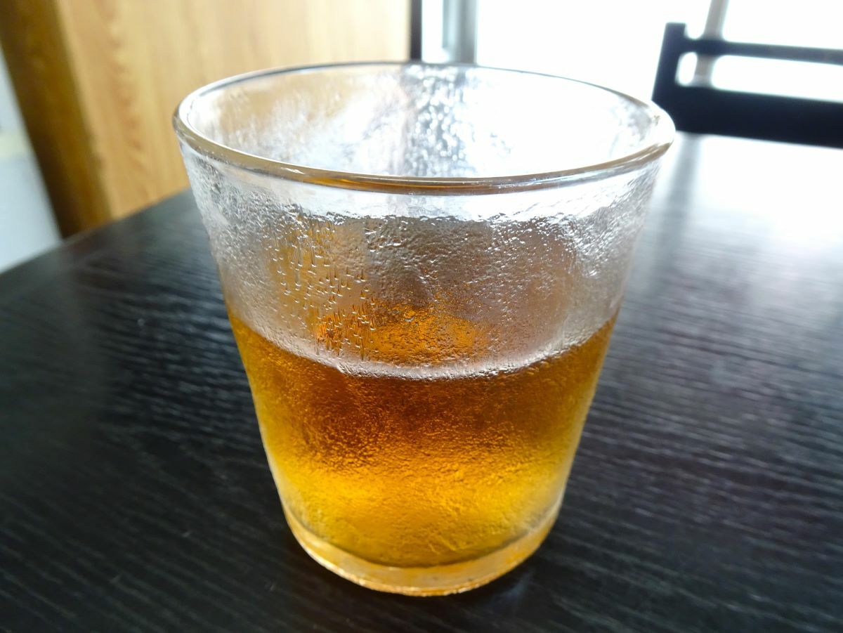 冷えた麦茶（少し飲んだので減ってます）