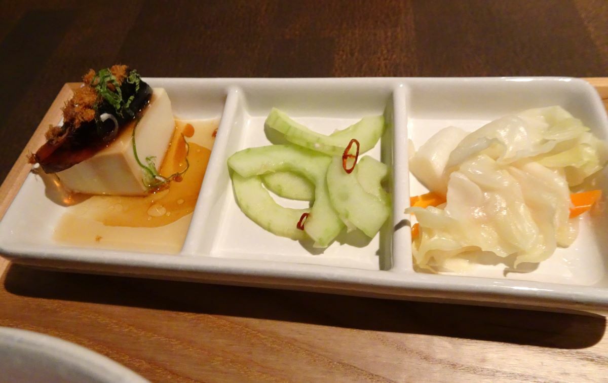 左からピータン豆腐、瓜の浅漬け、キャペツと人参の浅漬け