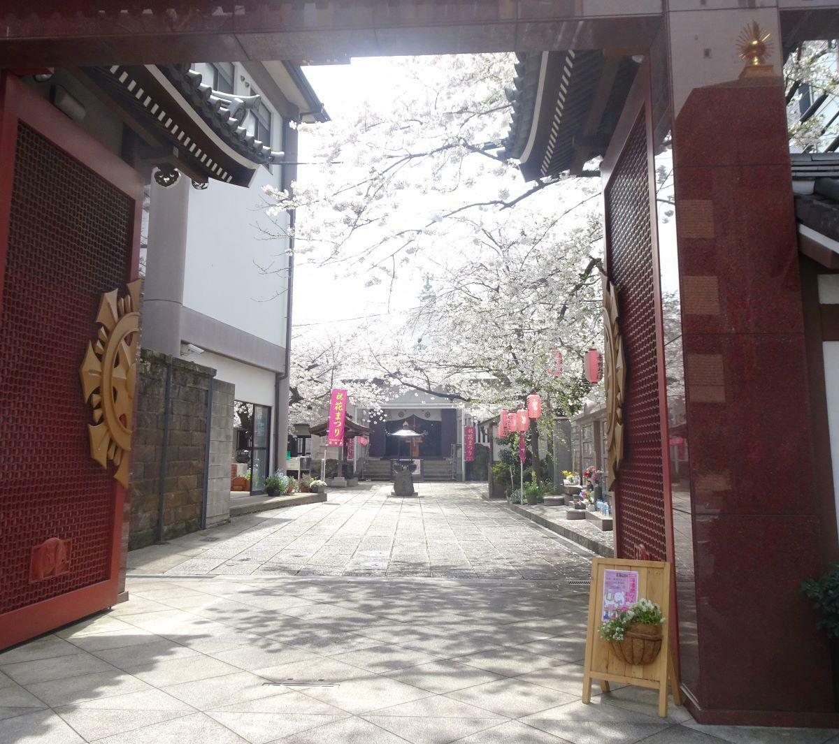 宗柏寺の入口。4月7日のお祭り当日のようす。