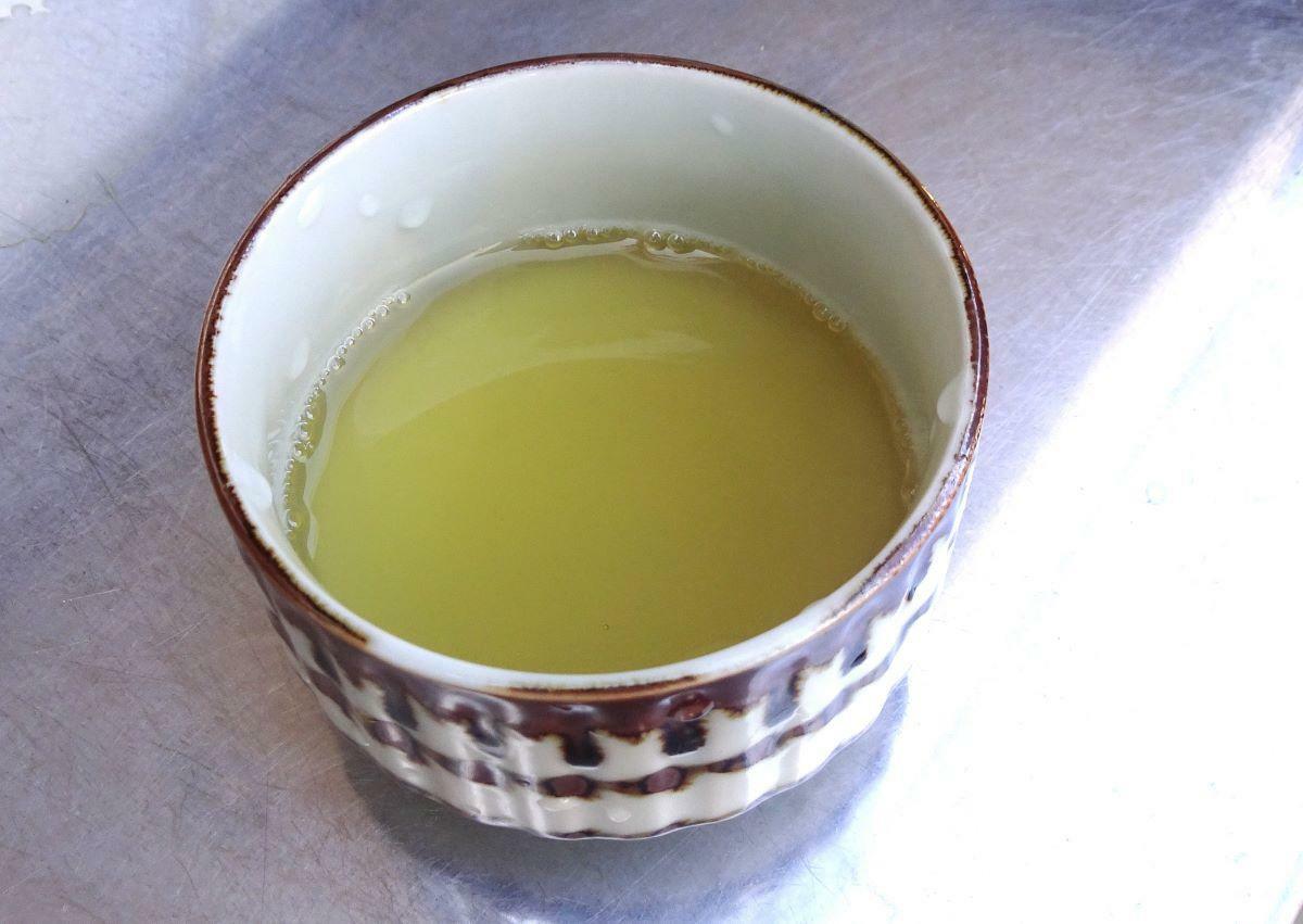 境内でいただく甘茶。うすい緑色は緑茶のようですが、味はまったく違います。甘いです！