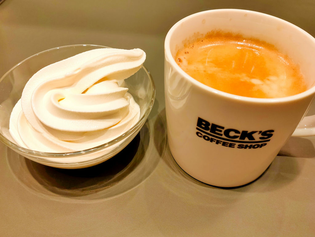 ソフトクリームに熱々のブレンドコーヒーをかけて作ることができるアフォガードが隠れたおすすめメニューとのこと