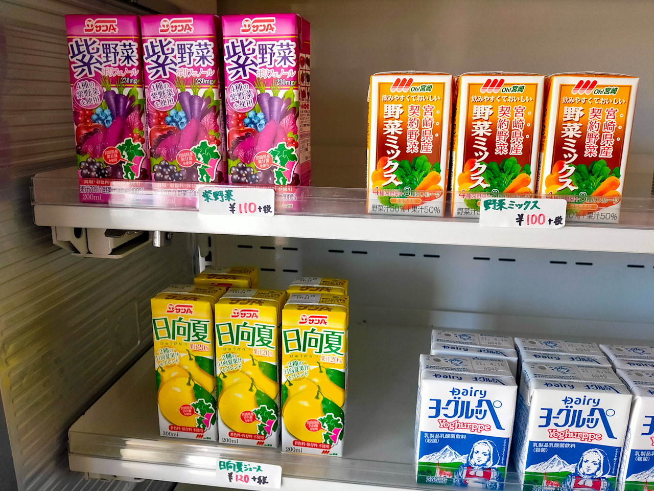 九州・宮崎で販売されている飲料。右下の「ヨーグルッペ」は九州出身の方は馴染みがあるのでは。