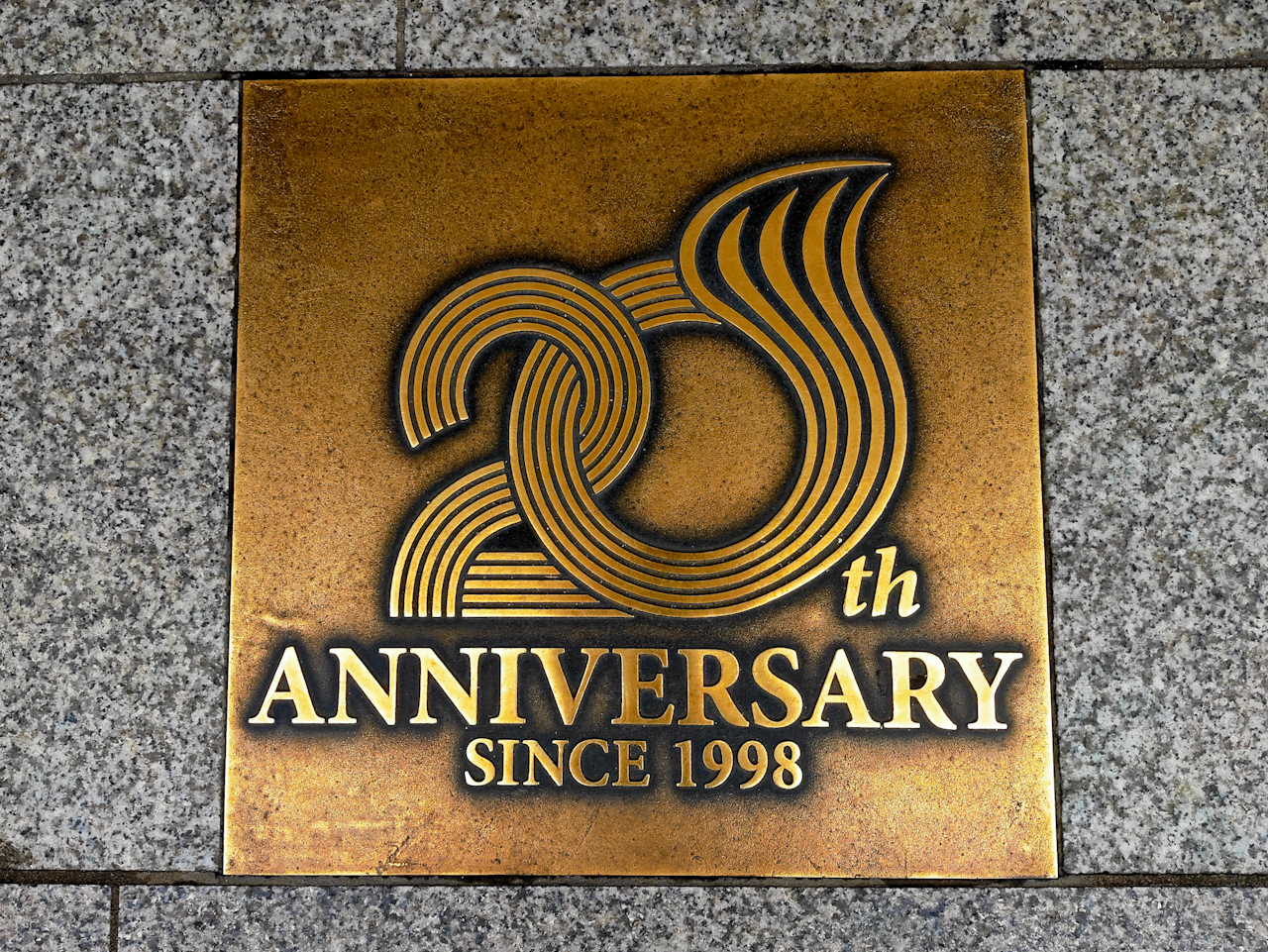 平成29年度にはクラブ設立20周年を記念したレリーフが設置されました