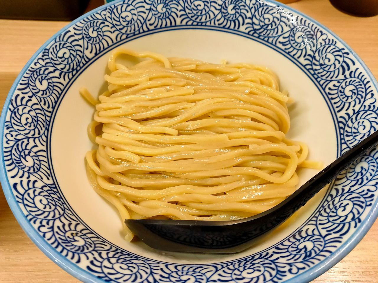 つやつやと光り輝く自家製の麺