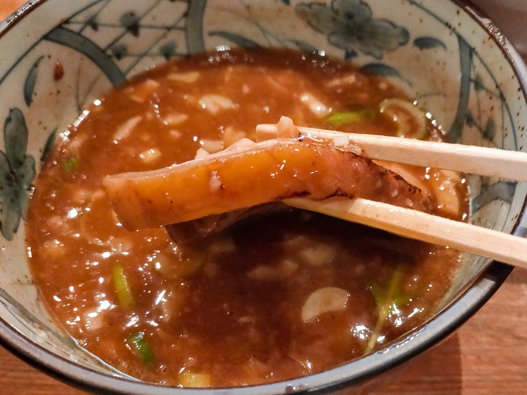 濃厚な豚骨魚介スープの中に分厚いチャーシューが入っています