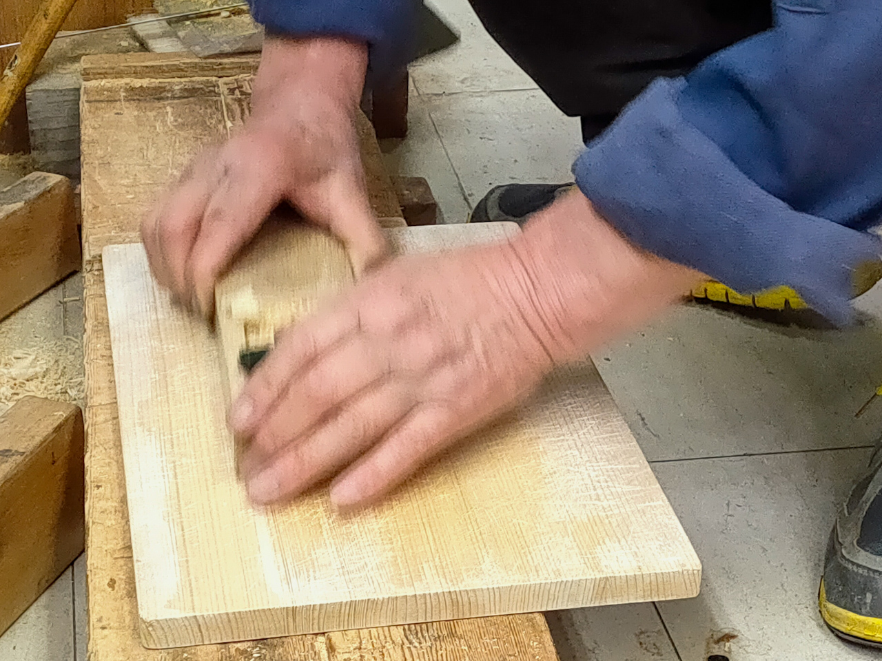 まな板の削り直しの手付きも職人そのもの。