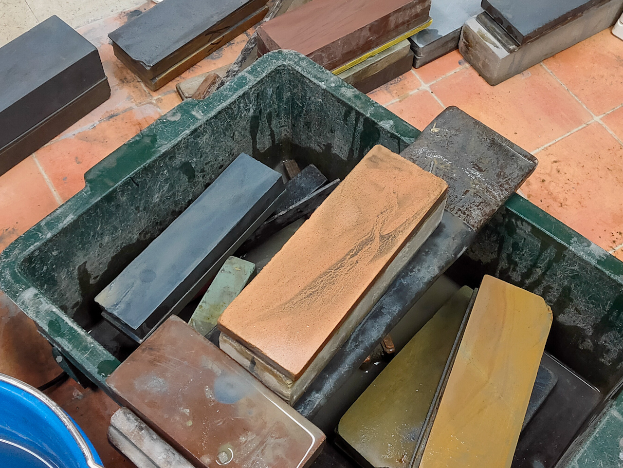 作業に使用する砥石はすべて篠沢さんの自前。刃物に合わせて10種類以上の砥石を使い分けられます。