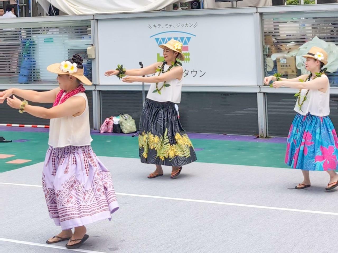 ライブステージでは各国のダンスステージやDJイベントなどが開催