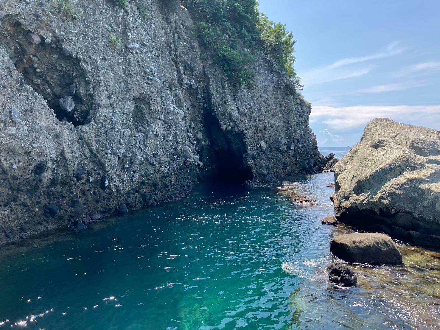 船長いわく海賊の宝が眠っているという洞窟