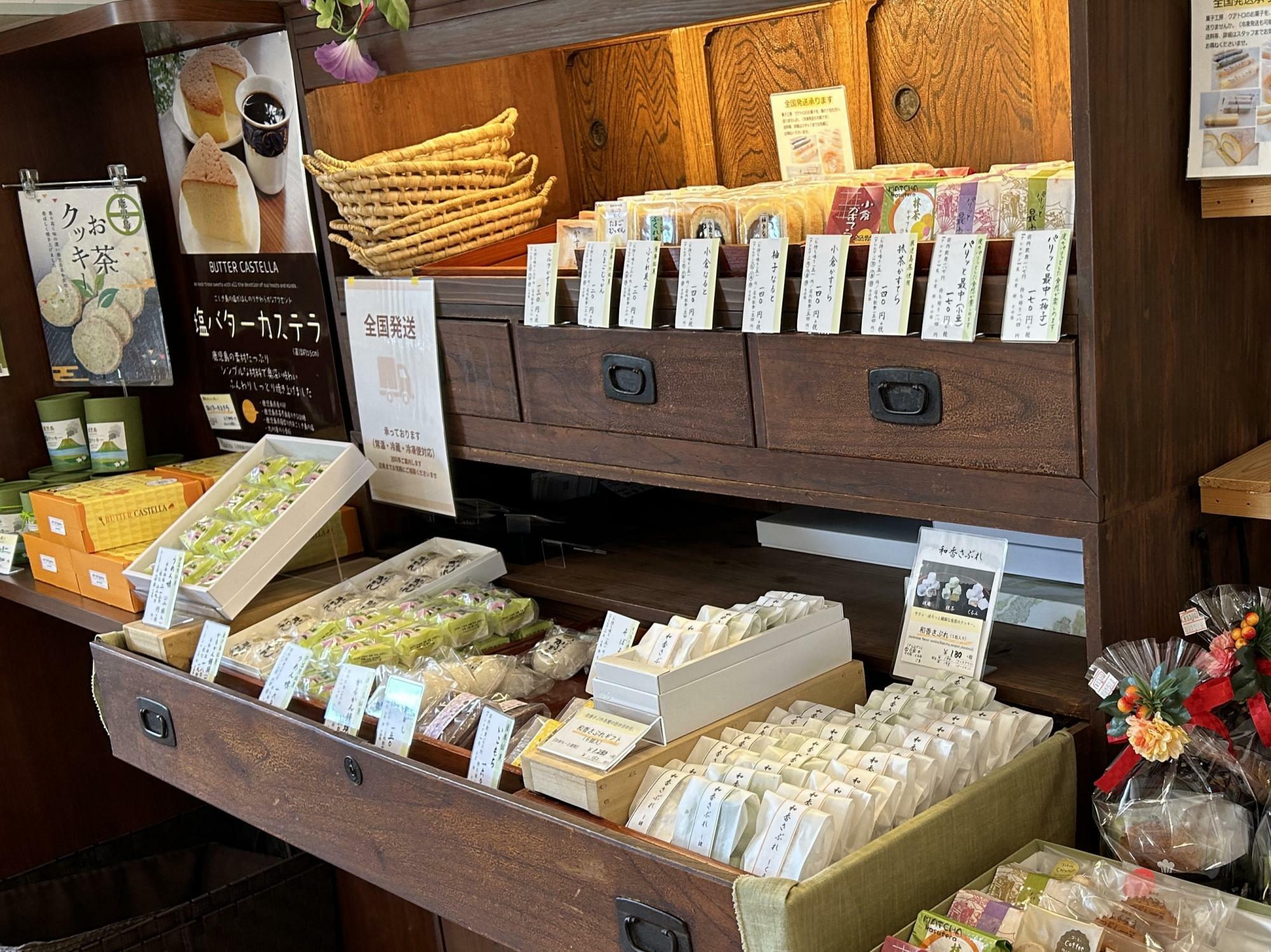 かるかん饅頭や最中などの和菓子が並びます