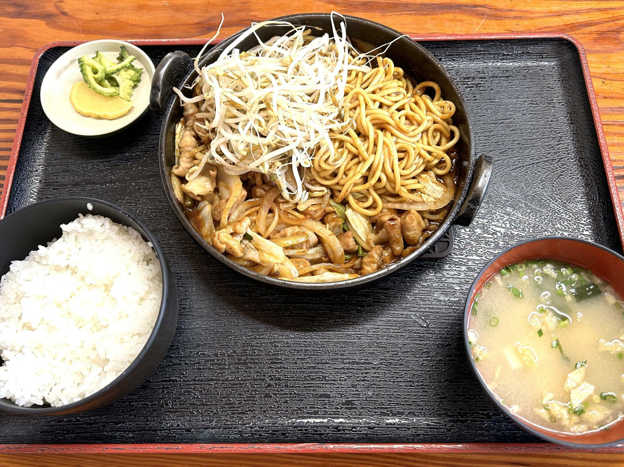 チャンポン入りホルモン定食