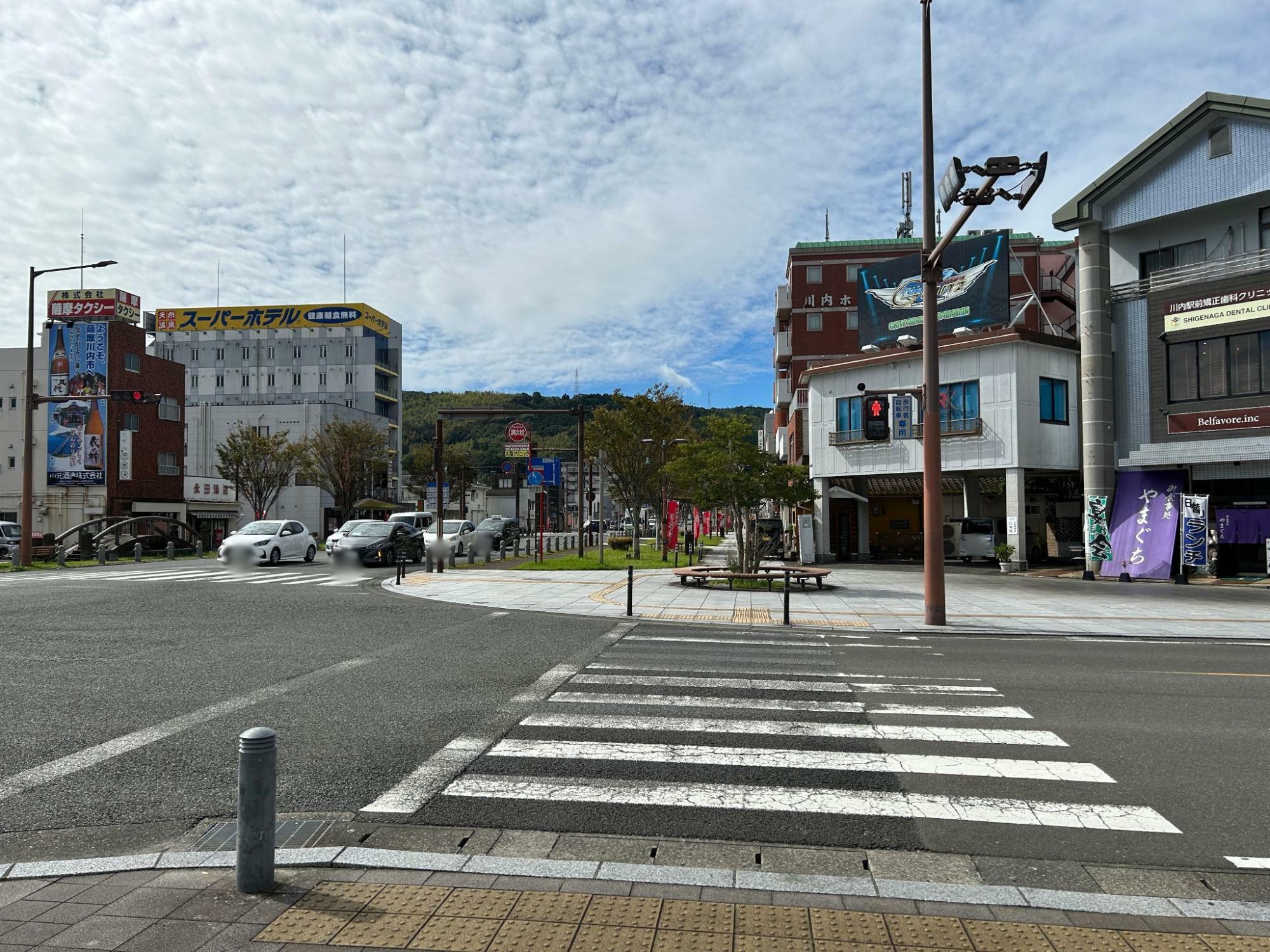 川内駅から見た「薩摩川内中華そば マルニ食堂」のある通り 県道42号線