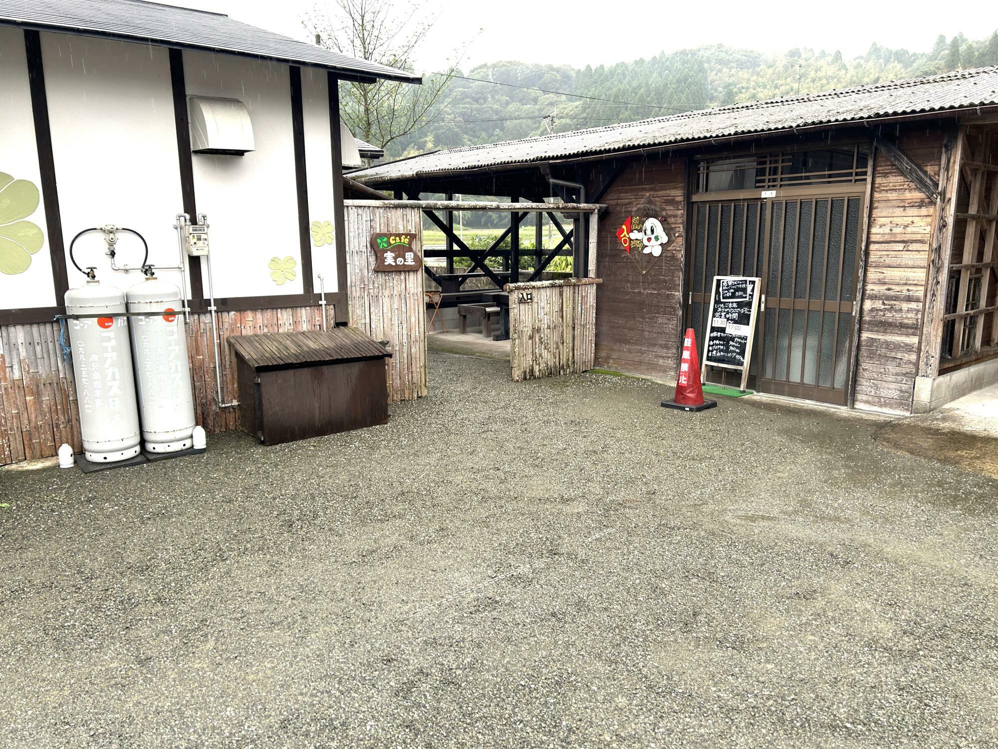 カフェ美の里の駐車場からの入口