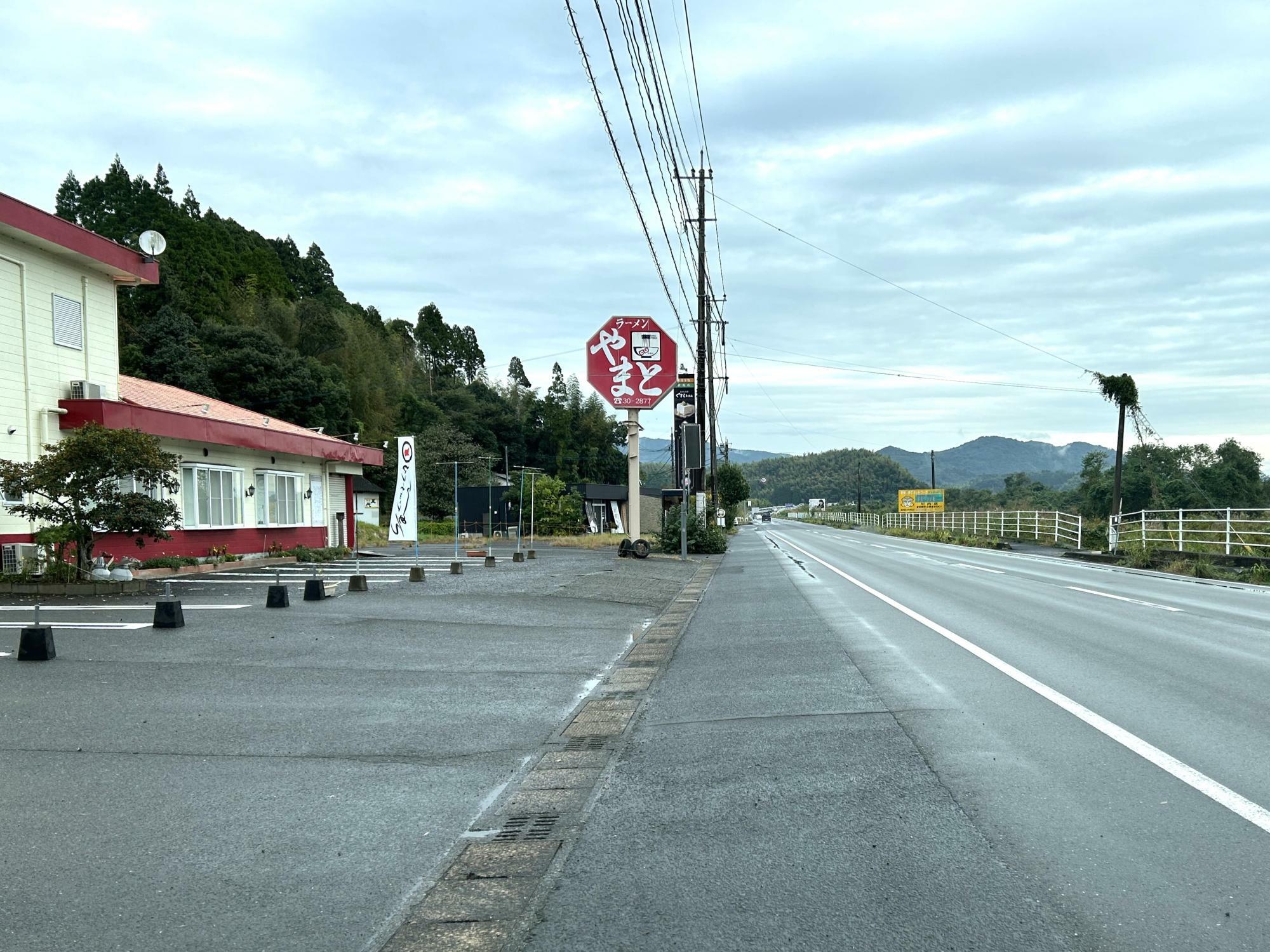 ラーメンやまと前の道路国道267号線