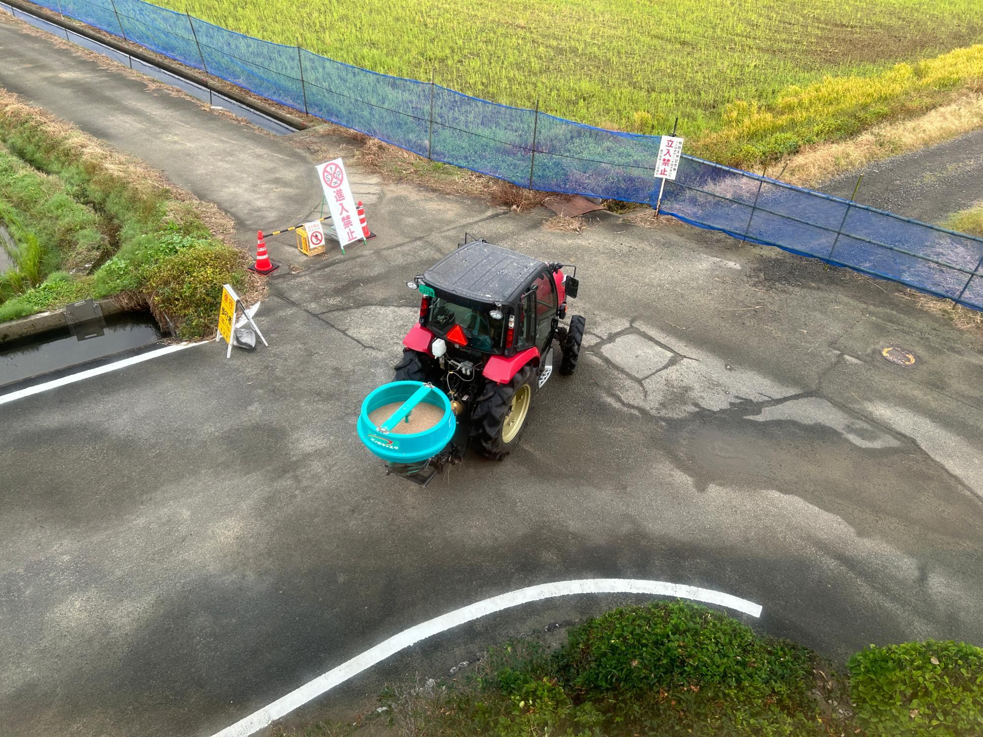 餌を撒くトラクター