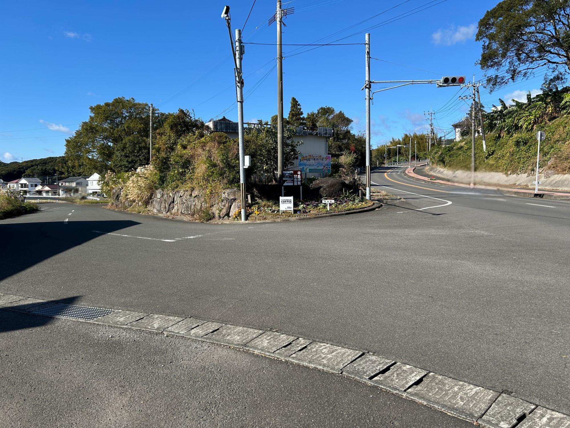 国道389号線から「ともまち珈琲」がある方へ入る道路