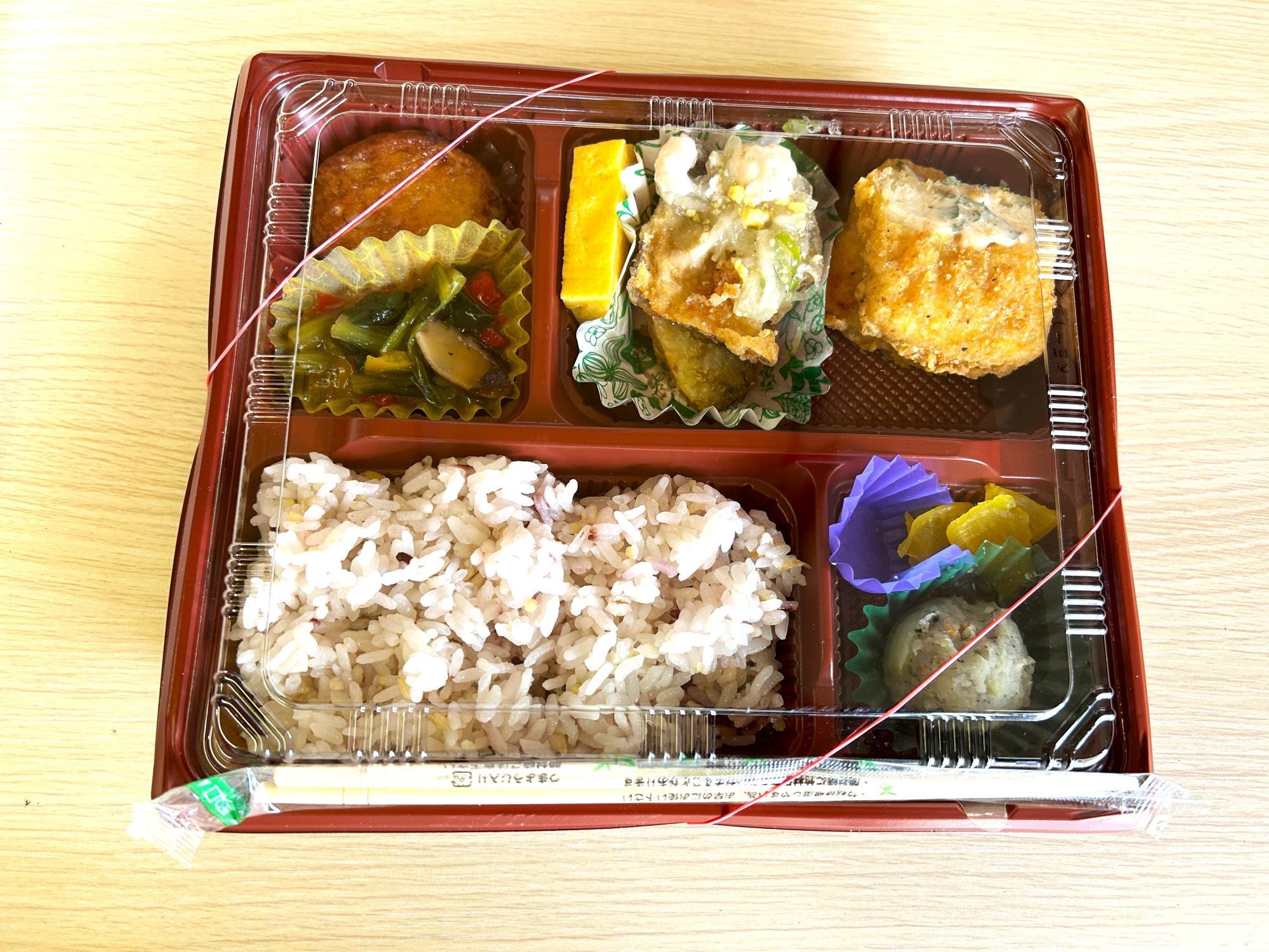 日替わりデラックス弁当 550円