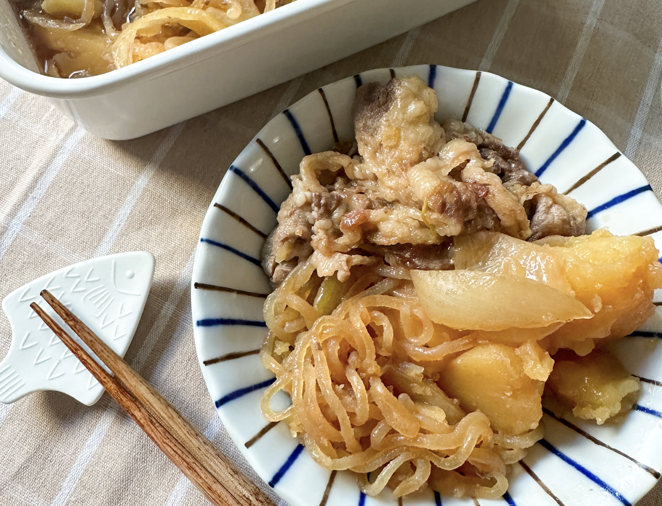 地味色だけど、外さない肉じゃがも炊飯器で簡単にできます