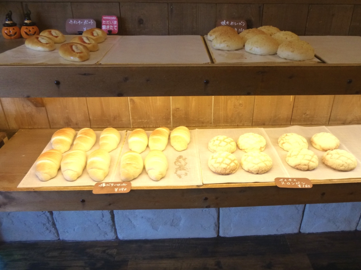 店内の棚に並ぶ魅惑のパンたち