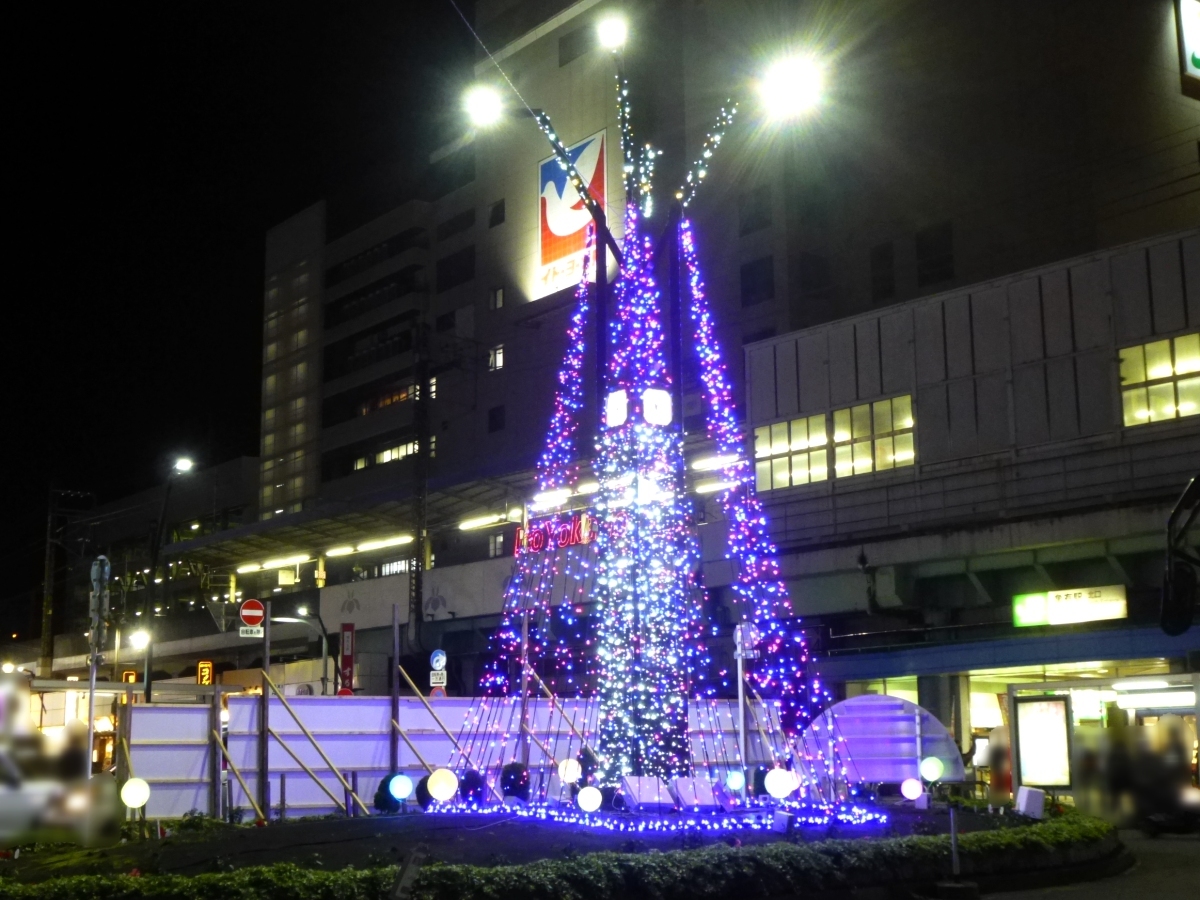 亀有駅北口を出たら、すぐ目の前に大きなツリーが出現