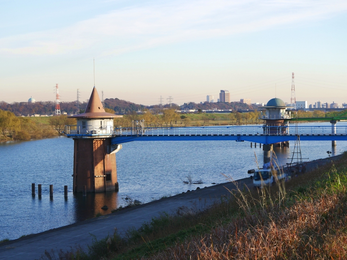 江戸川にそびえる金町浄水場の取水塔