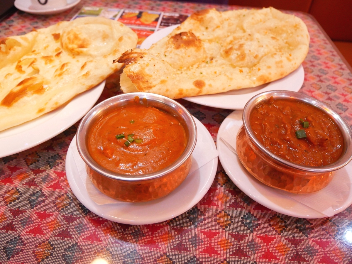 チキンバターマサラ（左）とマトンカレー。後ろに並ぶナンが大きい！