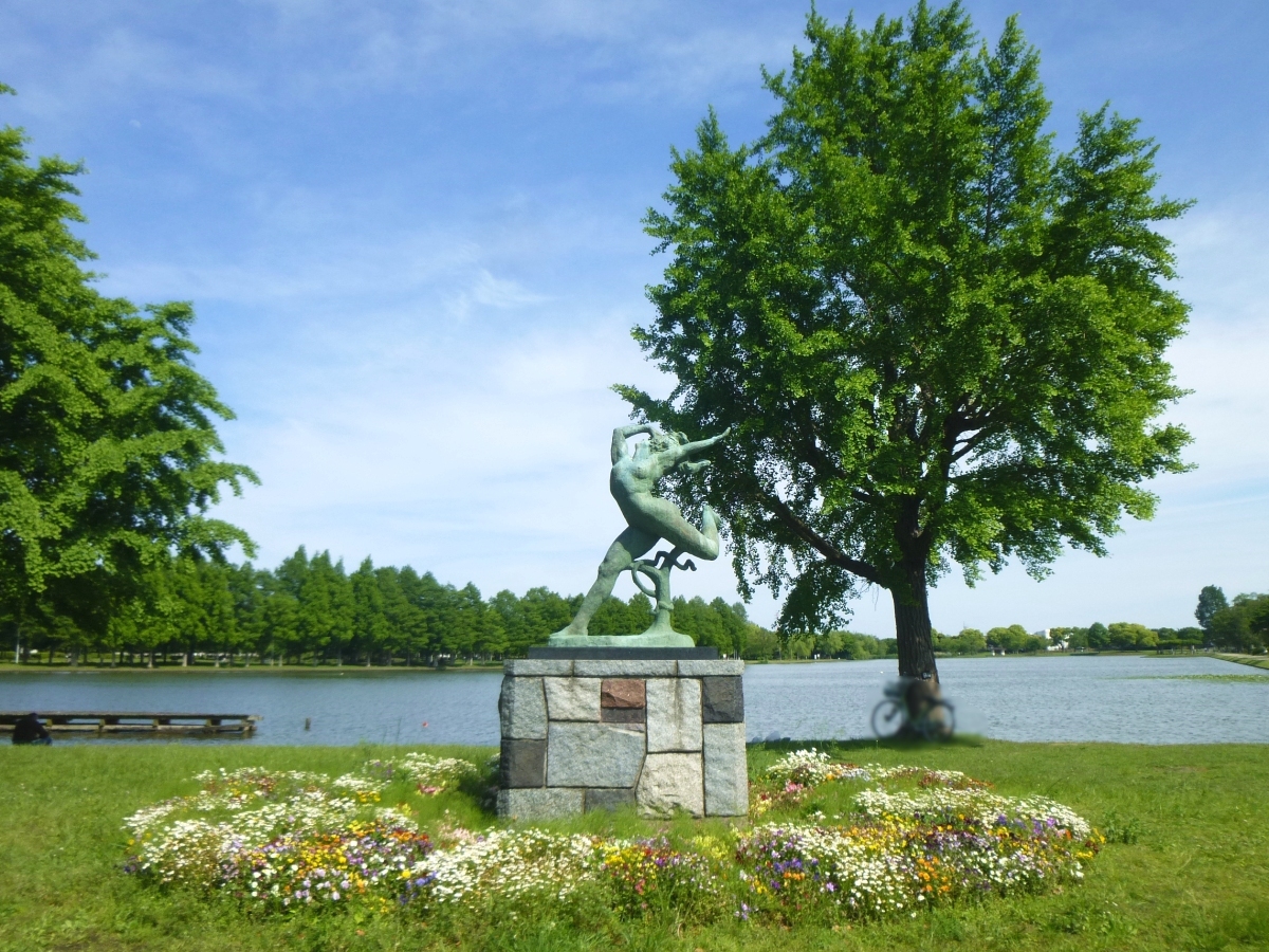 新緑に映える水元公園のシンボルの銅像
