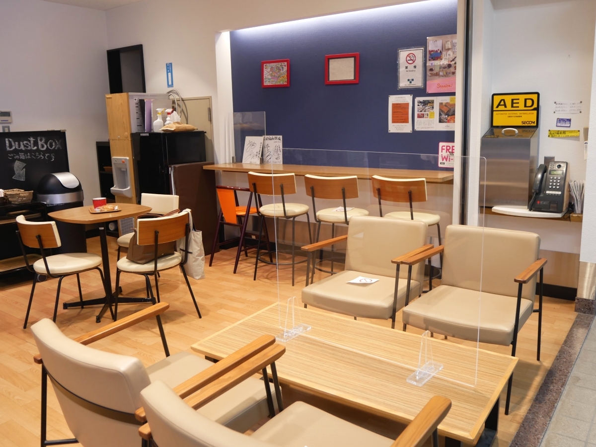 新型コロナ感染予防策も万全な、明るいカフェスペース
