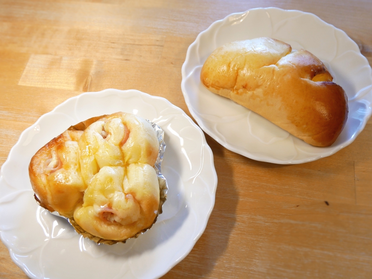 ハムオニオンパン（左）とクリームパン（右）