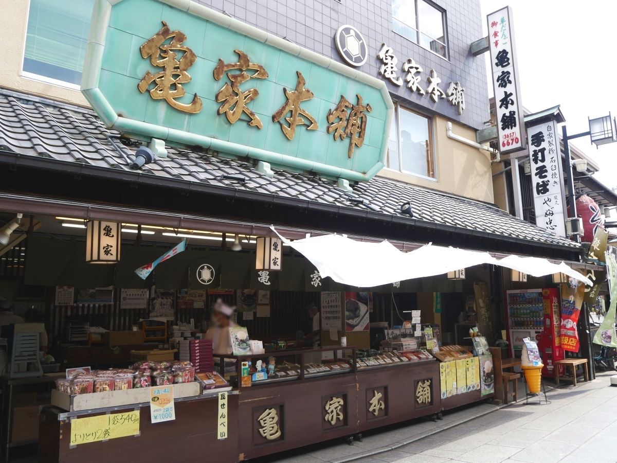 店頭にはお土産用のおだんごがずらりと並ぶ