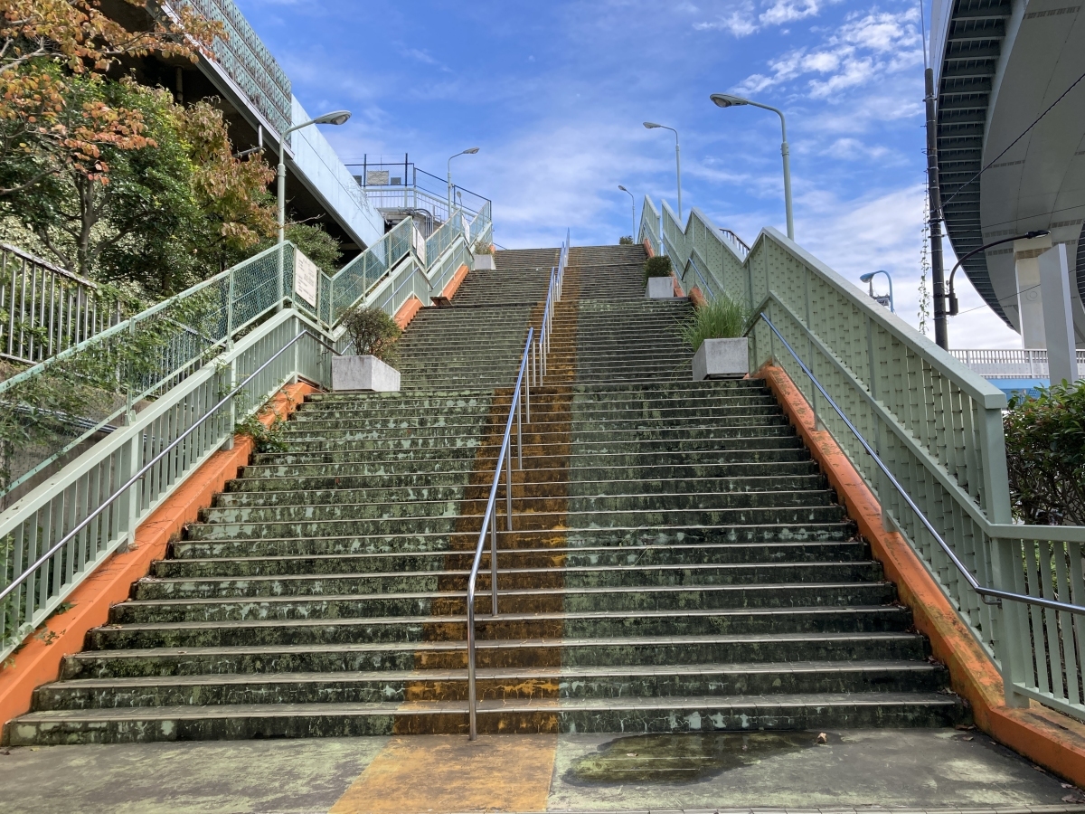 小菅東スポーツ公園への階段