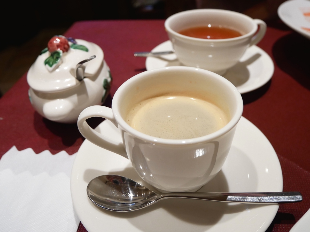 食後のコーヒーと紅茶