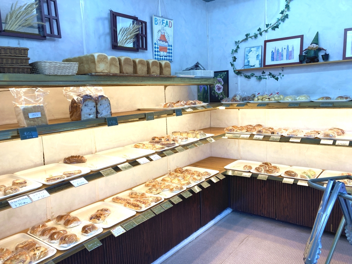 豊富な種類のパンが並ぶ店内の棚