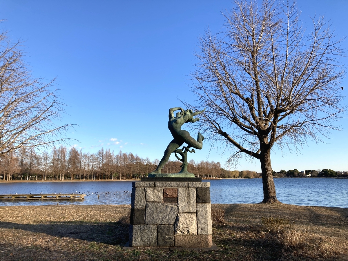 水元公園のシンボルの銅像と、水鳥が浮かぶ小合溜