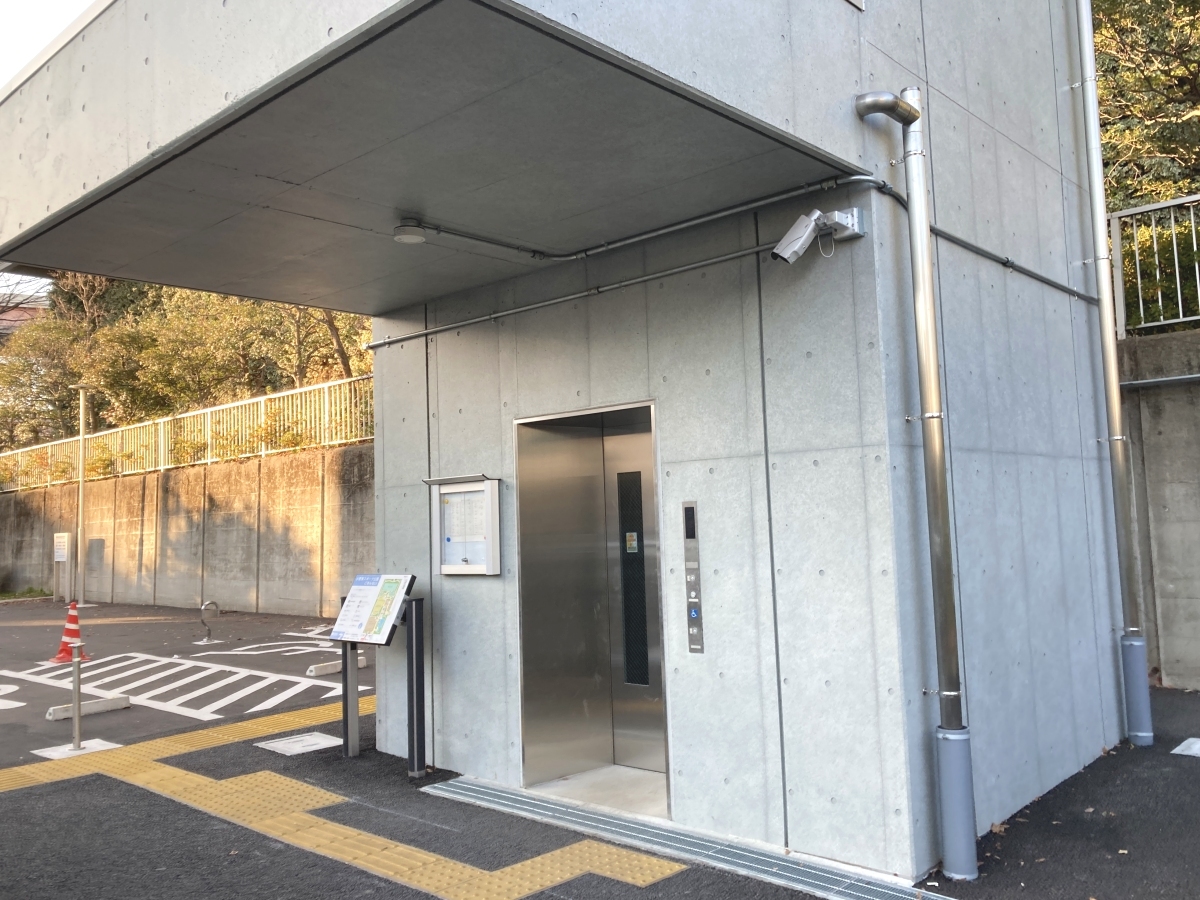 高台にある小菅東スポーツ公園へのエレベーター