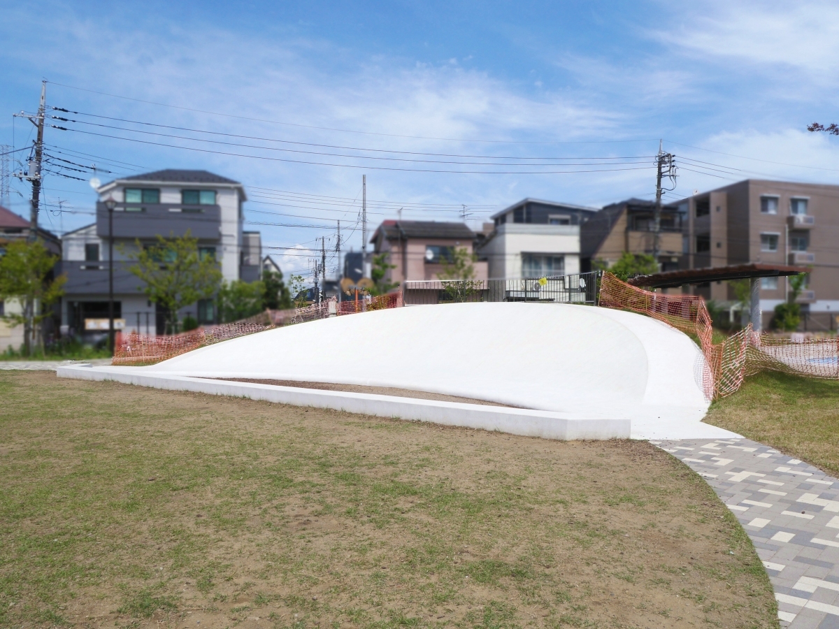 大きなすべり台が鎮座する鎌倉公園