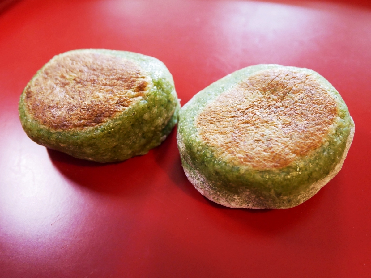 きれいな緑色のお餅に焼き色がアクセント